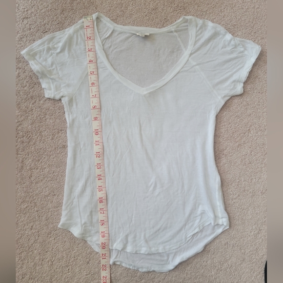 Aritzia Wilfred | V Neck Tee - Size XXS - Picture 4 of 6